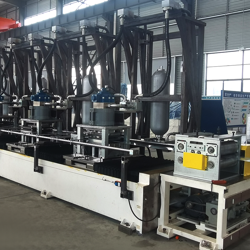 1,8-assige servoponsmachine voor zonne-PV-beugelrolvormmachine