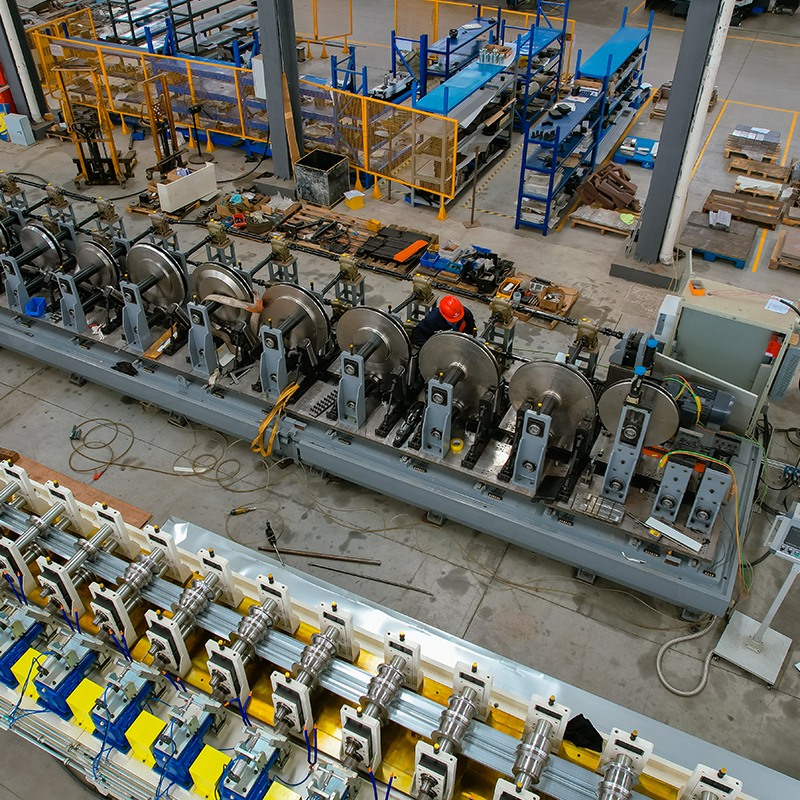 Baffle plafondrolvormmachine