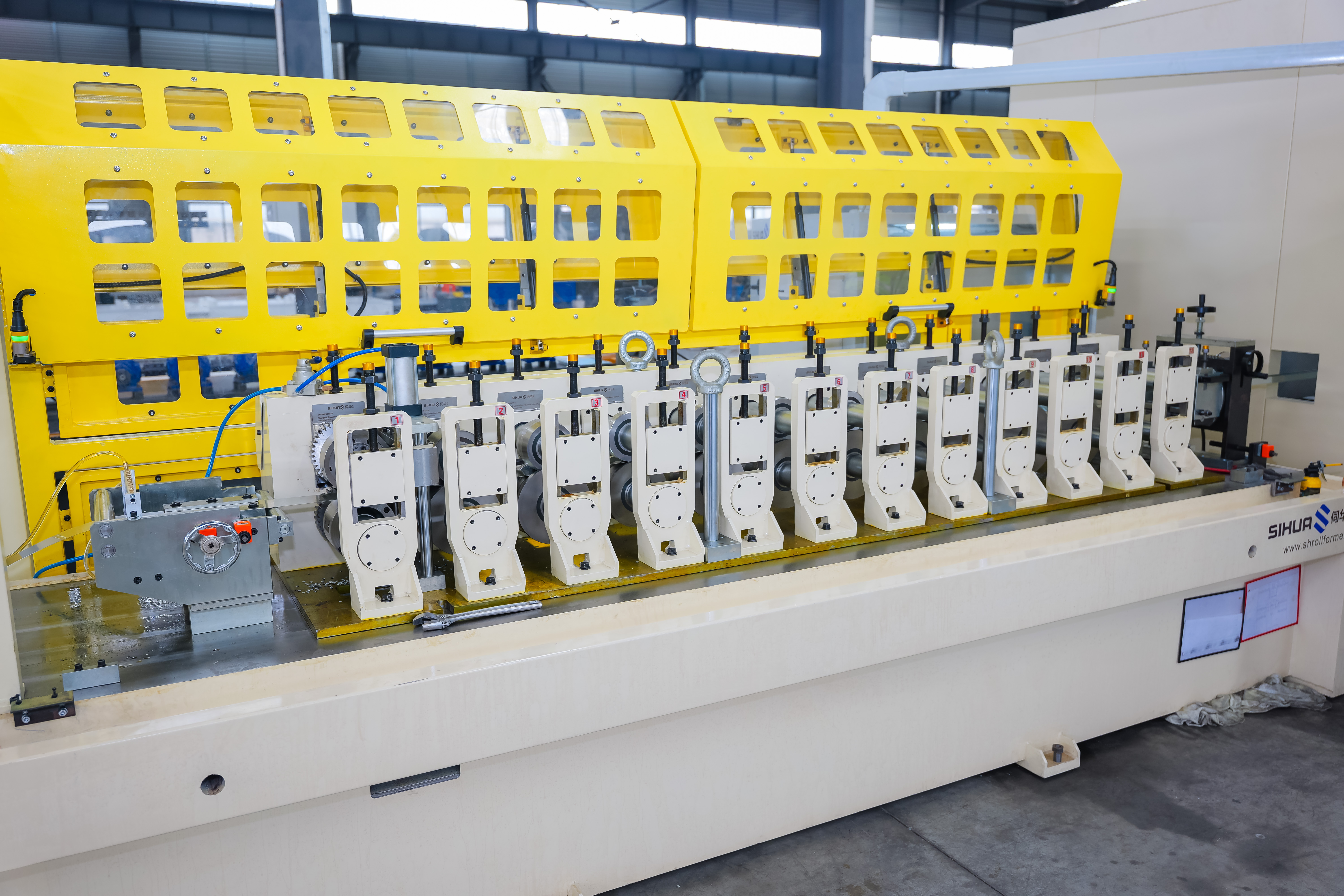 "Een revolutie teweegbrengen in traditioneel vakmanschap!" De eerste geïntegreerde hoofd- en hulpframe-bakverfmachine voor huishoudelijk gebruik is gelanceerd, waarmee een nieuw tijdperk van intelligente productie van deuren, ramen en vliesgevels wordt ingeluid.